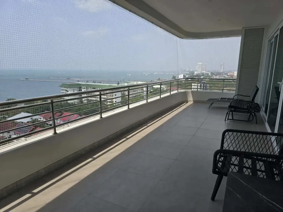 Квартира с 3 спальнями и видом на море в Grand View Condo Pattaya, Паттайя