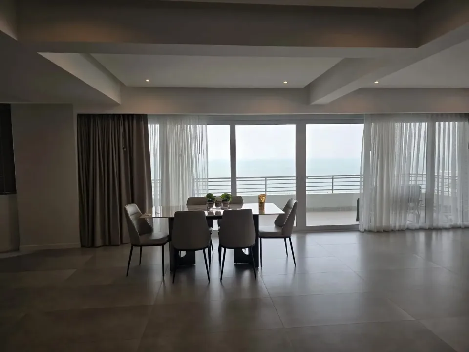 Квартира с 3 спальнями и видом на море в Grand View Condo Pattaya, Паттайя