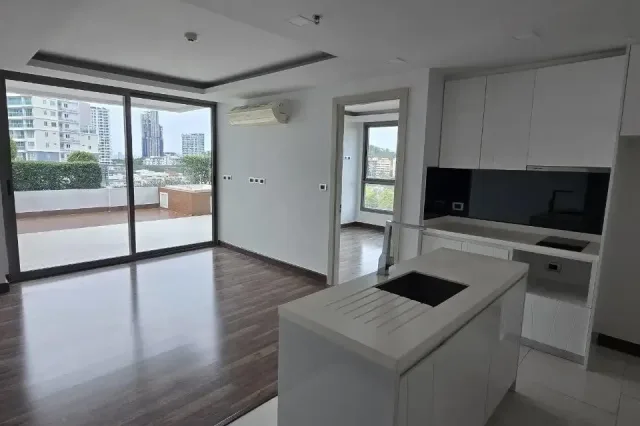 1-Bedroom Condo with Sea View at The Peak Towers Pattaya, Pattaya
