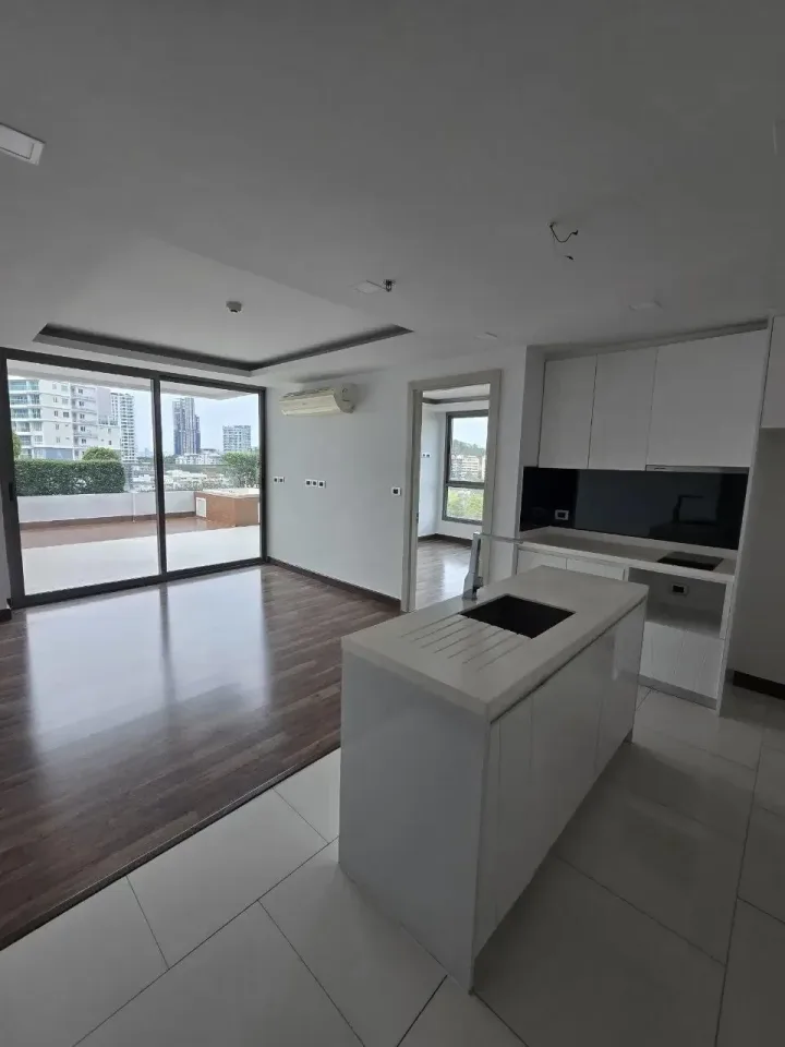 1-Bedroom Condo with Sea View at The Peak Towers Pattaya, Pattaya