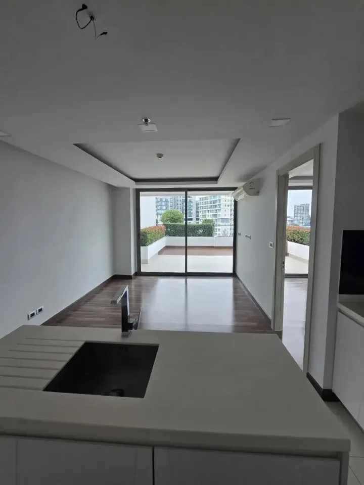 1-Bedroom Condo with Sea View at The Peak Towers Pattaya, Pattaya