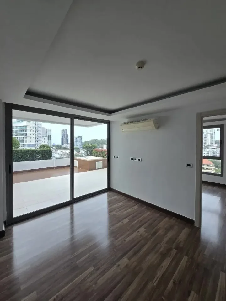 1-Bedroom Condo with Sea View at The Peak Towers Pattaya, Pattaya
