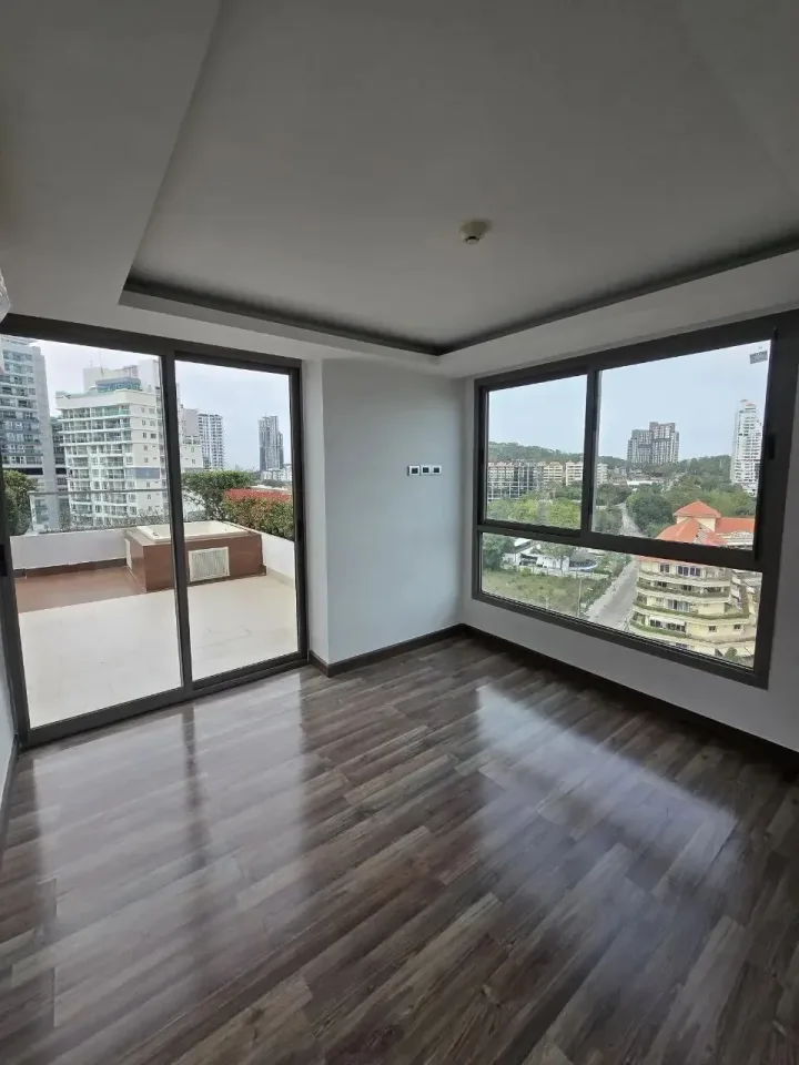 1-Bedroom Condo with Sea View at The Peak Towers Pattaya, Pattaya