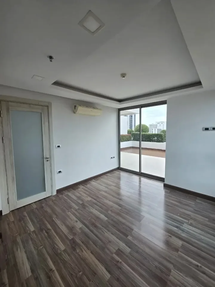 1-Bedroom Condo with Sea View at The Peak Towers Pattaya, Pattaya