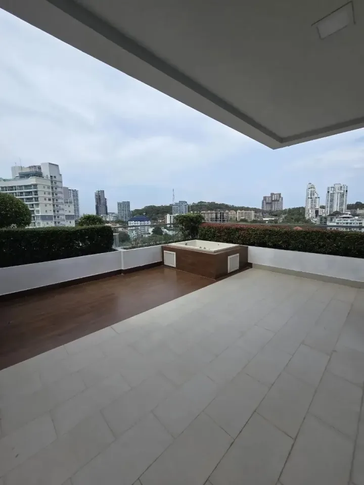 1-Bedroom Condo with Sea View at The Peak Towers Pattaya, Pattaya