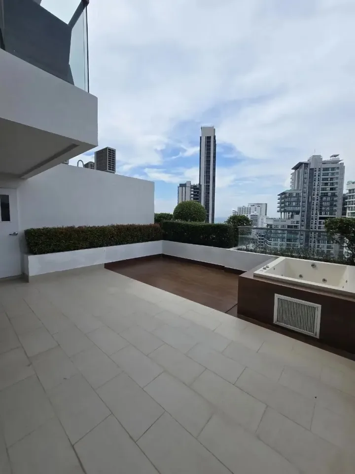 1-Bedroom Condo with Sea View at The Peak Towers Pattaya, Pattaya