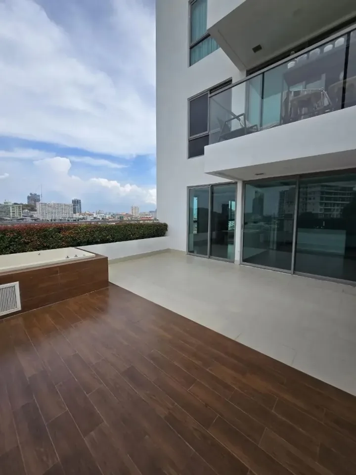 1-Bedroom Condo with Sea View at The Peak Towers Pattaya, Pattaya