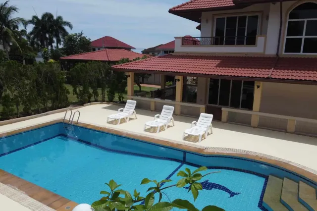 Вилла с 4 спальнями и частным бассейном в Bang Saray House, Паттайя