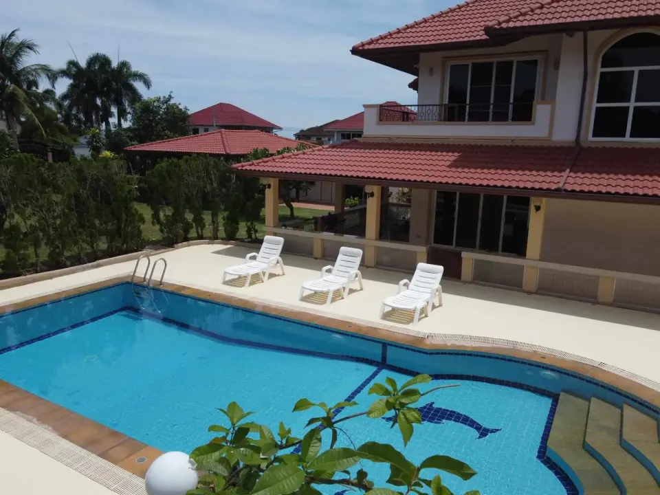 Вилла с 4 спальнями и частным бассейном в Bang Saray House, Паттайя