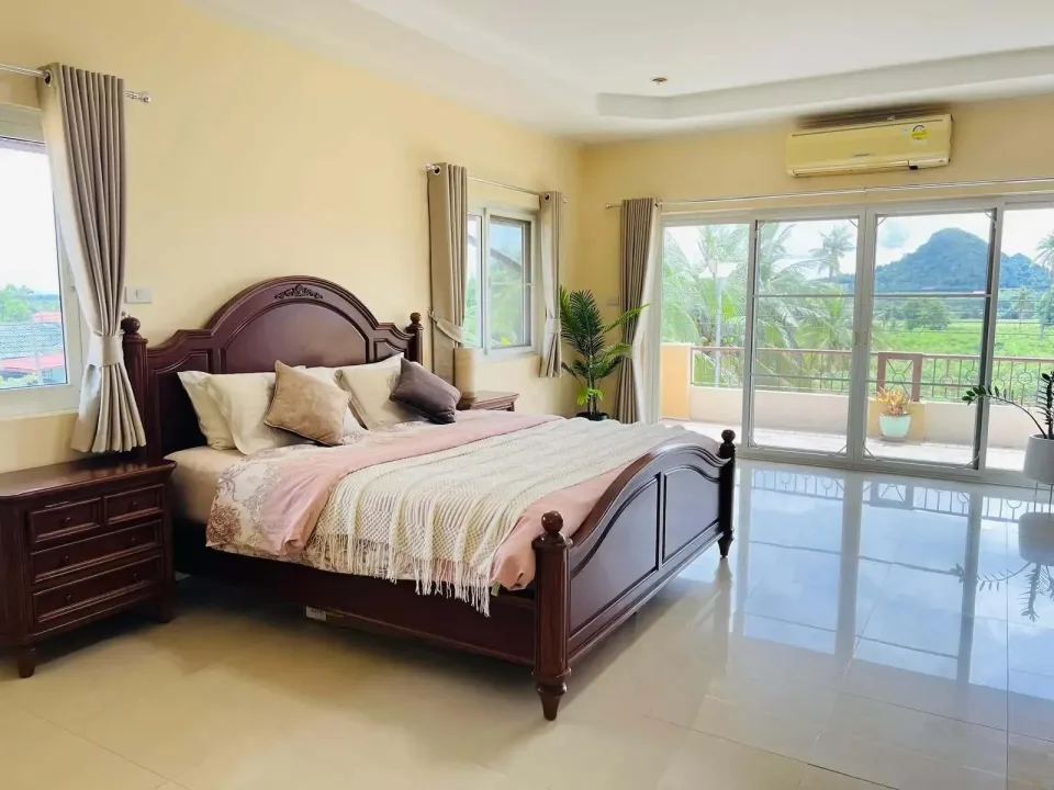Вилла с 4 спальнями и частным бассейном в Bang Saray House, Паттайя