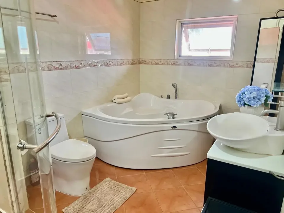Вилла с 4 спальнями и частным бассейном в Bang Saray House, Паттайя