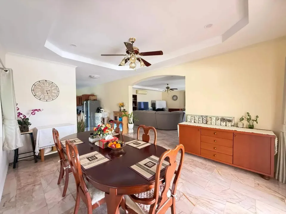 Вилла с 4 спальнями и частным бассейном в Bang Saray House, Паттайя