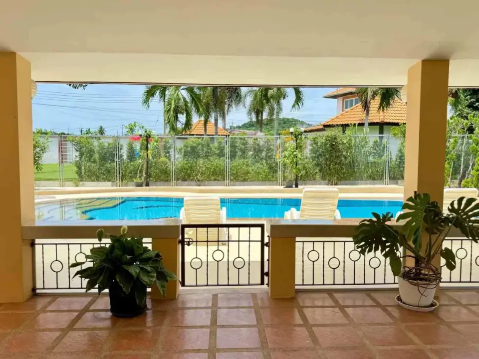 Вилла с 4 спальнями и частным бассейном в Bang Saray House, Паттайя