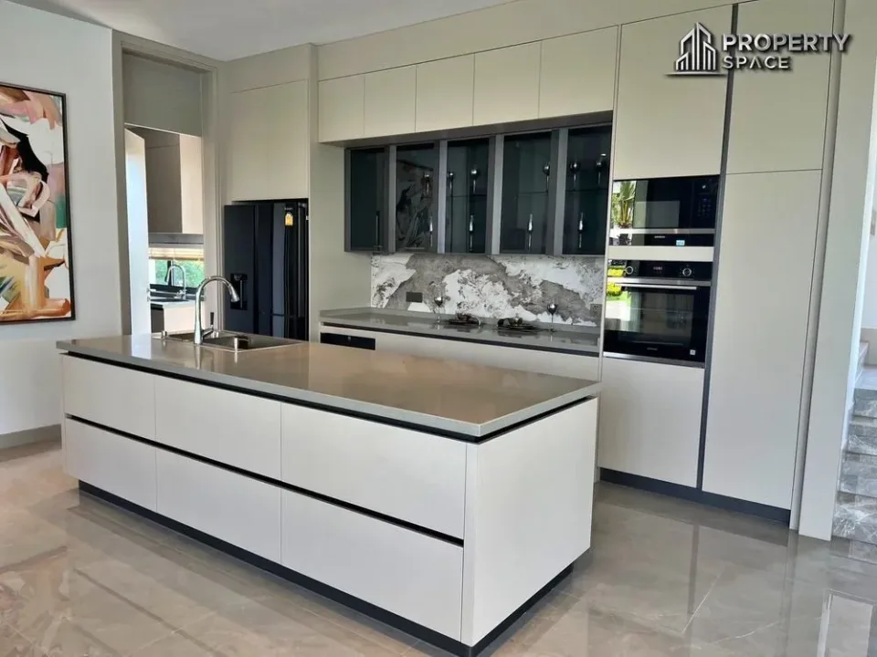 4-Bedroom Villa with Private Pool at Glory Village Pattaya, Pattaya