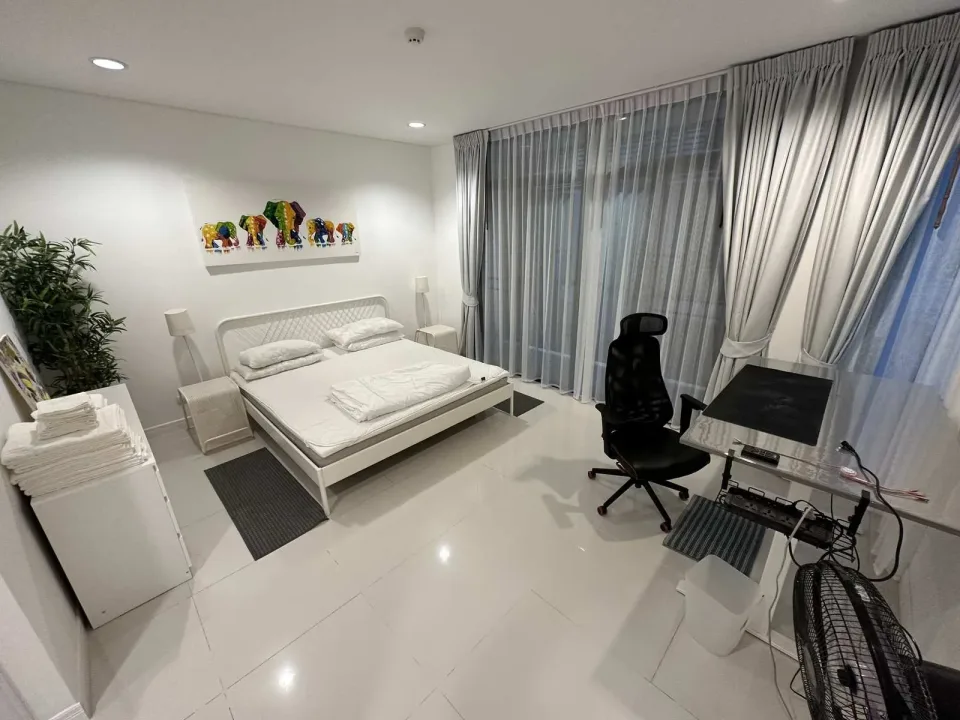 Квартира с 3 спальнями и видом во двор в Kamala Regent Condominium
