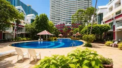 Metro Jomtien Condotel — landscaped area and leisure space