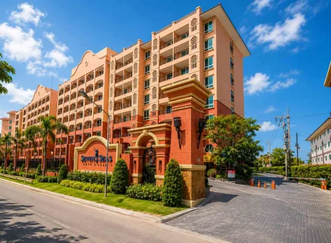 Seven Seas Condo Resort Jomtien — architecture and facade