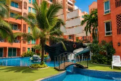 Seven Seas Condo Resort Jomtien — landscaped area and leisure space