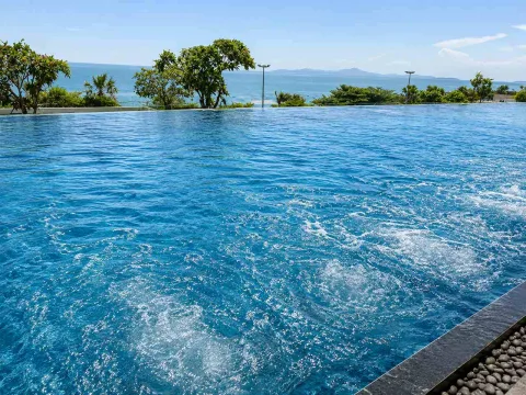 Cetus Beachfront — готовые квартиры на первой линии Джомтьена — территория и зона отдыха
