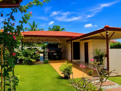 Bang Saray House — landscaped area and leisure space