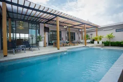 Gold Chariot Phuket — спальня или приватная зона